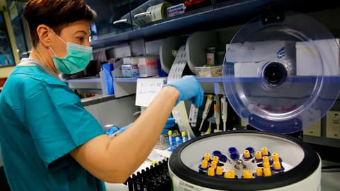 Laboratorio de pruebas de coronavirus en el Centro Médico Hadassah. 