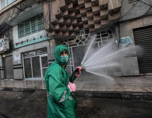 Tareas de desinfección en las calles de Gaza.