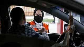 Salma al-Najjar, la primera mujer palestina que trabaja en una estación de servicio en Gaza.