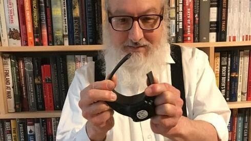 Pollard se quita la pulsera electrónica tras finalizar su período de libertad condicional. Pollard se quita la pulsera electrónica tras finalizar su período de libertad condicional.