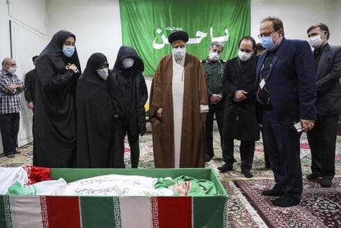 El jefe del sistema judicial de Irán y la familia de Fakhrizadeh despiden al científico. (AP) El jefe del sistema judicial de Irán y la familia de Fakhrizadeh despiden al científico.