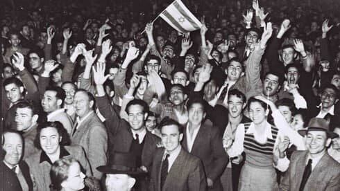 Festejos en Tel Aviv tras la histórica decisión de la ONU. (Hans Pinn/Oficina de Prensa del Gobierno de Israel) Festejos en las calles de Tel Aviv tras la histórica decisión de la ONU.