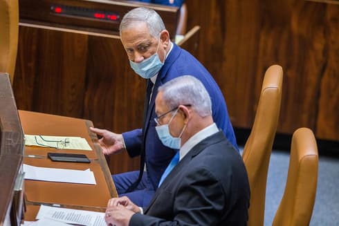 Benjamín Netanyahu y Benny Gantz en la Knesset. 