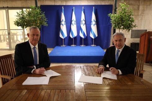 Benjamín Netanyahu y Benny Gantz durante la firma del acuerdo de coalición de gobierno en abril. Benjamín Netanyahu y Benny Gantz durante la firma del acuerdo de coalición de gobierno en abril.
