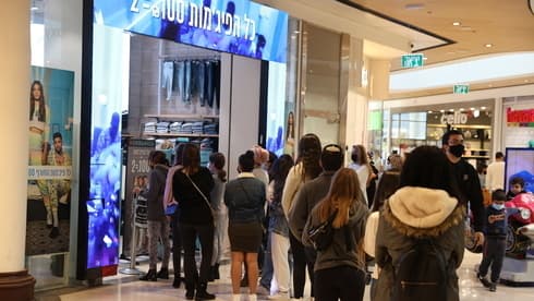 Fila para entrar a un comercio dentro de un centro comercial de Jerusalem el viernes. 