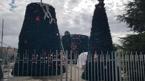 Árbol de Navidad en Nazareth durante el cierre por coronavirus dispuesto sobre la ciudad. 