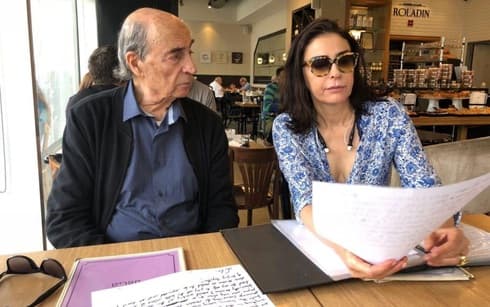 Shaul Halali y su hija Michal Edelsburg trabajan juntos en el análisis de la escritura. (Gentileza) Shaul Halali y su hija Michal Edelsburg trabajan juntos en el análisis de la escritura.