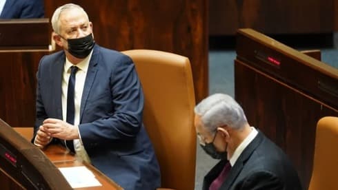 Benny Gantz y Benjamín Netanyahu durante la sesión en la Knesset. (Canal de la Knesset) Benny Gantz y Benjamín Netanyahu durante la sesión en la Knesset.