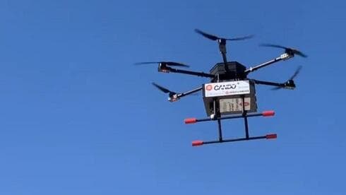 Drone de CanDo en el aire durante el experimento de Pizza Hut. 
