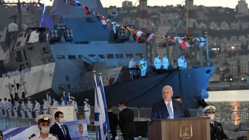 El presidente Reuven Rivlin, presente en Haifa para recibir el barco lanzamisiles. (Kobi Gideon) Rivlin Barco FDI