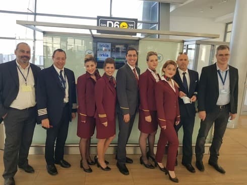 Oz Berlowitz, CEO de Arkia (derecha), y la tripulación del avión en el aeropuerto Ben Gurión. (Arkia) Oz Berlowitz, CEO de Arkia (derecha) y la tripulación del avión en el aeropuerto Ben Gurión.