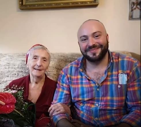 Elena Paklova, Justa entre las Naciones, en su casa de Eslovaquia junto a Jonathan Daniels. (Fundación MiMaamakim) Elena Paklova, Justa entre las Naciones, en su casa de Eslovaquia junto a Jonathan Daniels.