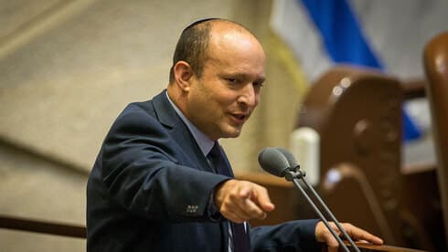 ¿Tiene la llave de la coalición? El líder de Yamina, Naftalí Bennett, podría otorgarle los 61 escaños a Netanyahu. (Oren Ben Hakoon ) El líder de Yamina, Naftalí Bennett, hablando en el pleno de la Knesset.
