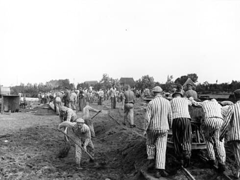 Prisioneros de Neuengamme trabajando en el canal Dove Elbe, al norte de Alemania. (Cortesía) Prisioneros de Neuengamme trabajando en el canal Dove Elbe, al norte de Alemania.