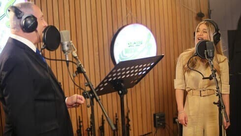 Benjamín Netanyahu canta junto a la estrella israelí Eden Ben Zaken. 