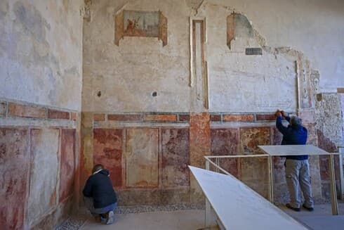 Miembros de la Autoridad de Antigüedades de Israel realizan tareas de restauración en el palacio erigido por Herodes El Grande. (AFP) Herodes.