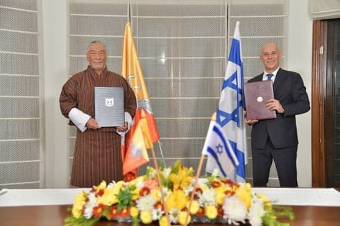 El acuerdo fue firmado por el embajador israelí en la India, Ron Malka, y su homólogo butanés. (Embajada de Israel en Nueva Delhi.) El acuerdo fue firmado por el embajador israelí en la India, Ron Malka, y su homólogo butanés.