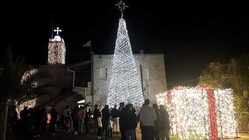 La iluminación del árbol de Navidad en Mi'ilya. 