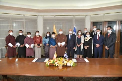 La ceremonia de firma con la participación de los embajadores. (Embajada de Israel en Nueva Delhi.) La ceremonia de firma con la participación de los embajadores.