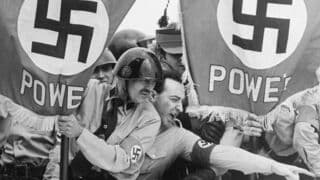 Frank Collin, con el brazo extendido, en una manifestación de fines de los 70.  