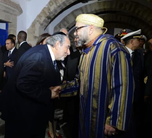 El líder de la comunidad judía marroquí, Serge Bardugo, saluda al rey Muhammad VI. (Gentileza de Gil Bardugo) El líder de la comunidad judía marroquí, Serge Bardugo, saluda al rey Mohammed VI.
