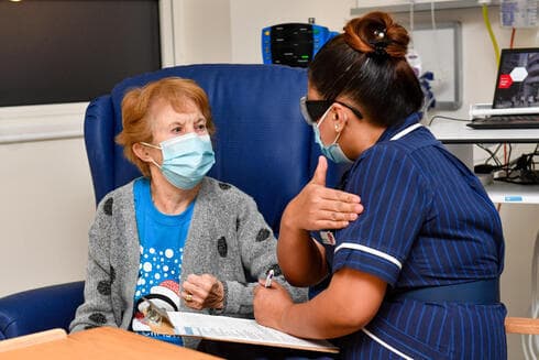 Maggie Keenan, una mujer británica de 90 años, fue la primera persona del mundo en recibir la vacuna de Pfizer la semana pasada. (Reuters) Maggie Keenan, una mujer británica de 90 años, fue la primera persona del mundo en recibir la vacuna de Pfizer la semana pasada.
