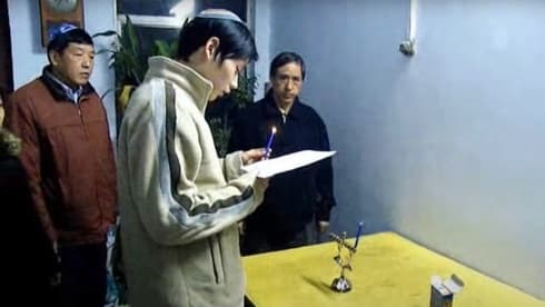 Judíos de Kaifeng encienden las velas de Janucá. 