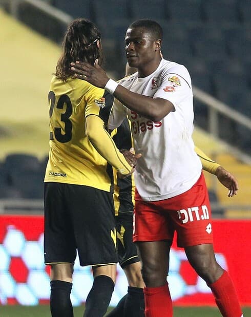 Febrero de 2013: Fernández recibe el saludo de un jugador de Bnei Sakhnin, el equipo árabe más popular de Israel. (AFP) Beitar Sakhnin Fernández