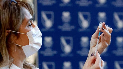 Una enfermera del hospital Ichilov, de Tel Aviv, se prepara para administrar una vacuna.