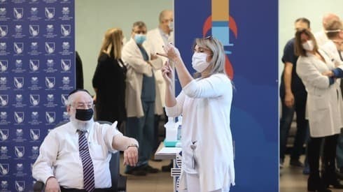 El ex gran rabino de Israel, Meir Lau, recibe la vacuna en el Centro Médico Ichilov de Tel Aviv. (Moti Kimchi) El ex gran rabino de Israel, Meir Lau, recibe la vacuna en el hospital Ichilov de Tel Aviv.