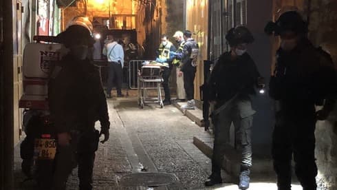 Fuerzas de seguridad israelíes en el lugar del atentado llevado a cabo ayer en el Monte del Templo. (Gil Yonatan) Jerusalem Atentado