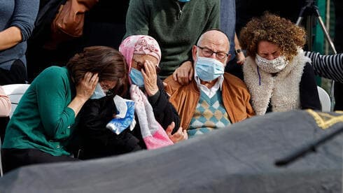 Dolor en el entierro de Esther Horgan.