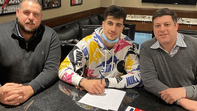 Deni Avdija durante la firma del contrato con Washington Wizards.