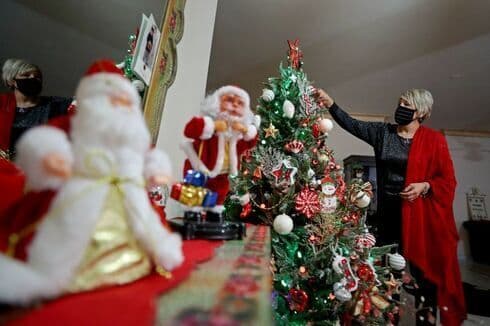 Una familia cristiana se prepara para la Navidad en Gaza. 