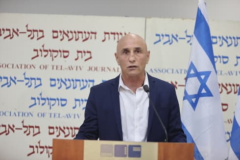 Ofer Shelah durante el anuncio de la creación de un nuevo partido. 