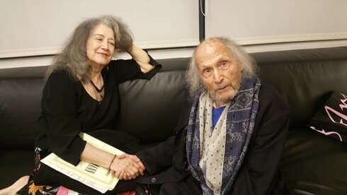 Gitlis con la pianista Martha Argerich, después de una actuación conjunta en la Filarmónica de Israel, Tel Aviv, 2018. (Cortesía) Gitlis con la pianista Martha Argerich, después de una actuación conjunta en la Filarmónica de Israel, Tel Aviv, 2018.