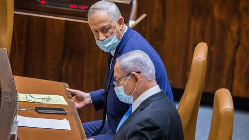 Benny Gantz y Benjamin Netanyahu en el pleno de la Knesset. 