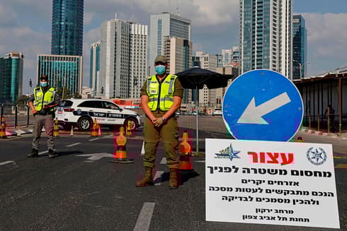 Fuerzas israelíes en un puesto de control en Tel Aviv durante el cierre de septiembre. (AFP) Fuerzas israelíes en un puesto de control durante el cierre de septiembre.