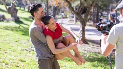 Miriam Engel y su esposo cuentan la emocionante historia de amor de Michal y Eli con su pieza de danza. (Ilan Chazan) Baile.