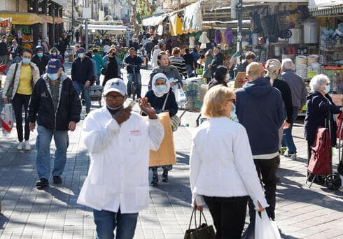 Una multitud de israelíes realiza compras en Netanya antes del comienzo del cierre. (AFP) Una multitud de israelíes realiza compras en Netanya antes del comienzo del cierre.