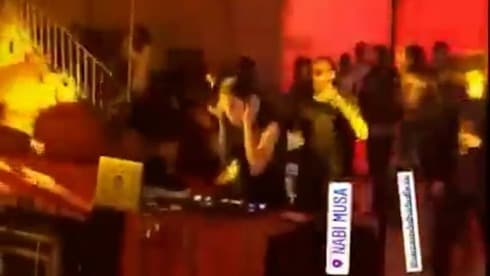 La DJ Sama 'Abd al-Hadi musicaliza la fiesta en Nabi Musa.