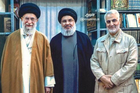 Hassan Nasrallah, en el centro, junto al líder supremo de Irán, Ali Khamenei, y el general Qassem Soleimani, asesinado por Estados Unidos en 2020. (Ynet) Hassan Nasrallah, en el centro, junto al líder supremo de Irán, Ali Khamenei, y el asesinado general Qassem Soleimani.