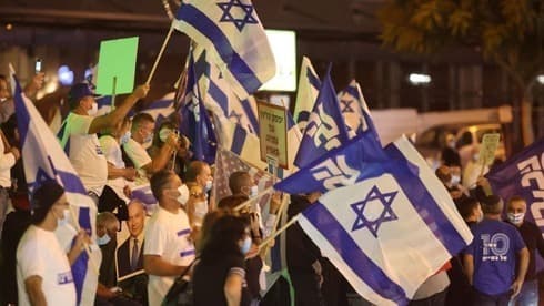 Partidarios de Netanyahu protestan frente a la casa del fiscal general Avichai Mandelblit.