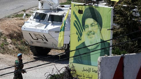 Una patrulla de la fuerza de paz de la ONU pasa junto a un cartel de Hassan Nasrallah, en el sur del Líbano. (Reuters) Una patrulla de la fuerza de paz de la ONU pasa junto a un cartel de Hassan Nasrallah, en el sur del Líbano.