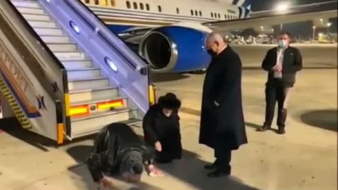 Jonathan Pollard y su esposa Esther besan el suelo a su llegada a Israel, ante la atenta mirada de Netanyahu. Jonathan Pollard y su esposa Esther besan el suelo a su llegada a Israel, ante la atenta mirada de Netanyahu.