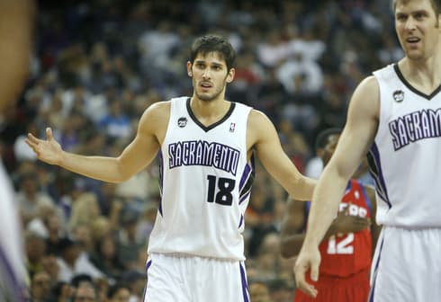 Omri Caspi jugando para los Sacramento Kings. 