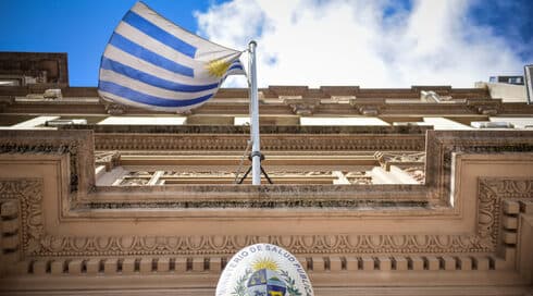 La bandera uruguaya ondea frente a la entrada del Ministerio de Salud Pública en Montevideo, Uruguay. (Carlos Lebrato / Agencia Anadolu vía Getty Images)) La bandera uruguaya ondea frente a la entrada del Ministerio de Salud Pública en Montevideo, Uruguay.