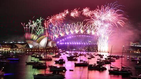 Fuegos artificiales explotan sobre la Ópera y el Puente del Puerto, en Sídney, durante las celebraciones de Año Nuevo. 