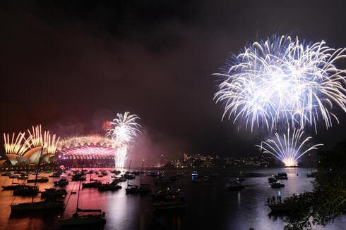 Otra vista de los fuegos artificiales sobre Sidney, Australia. 