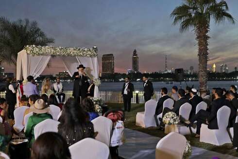 Bajo el dosel, un rabino oficia la boda de un matrimonio judío en Dubai. 